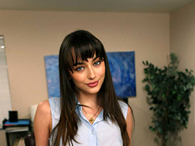 ロスで出会った不動産会社の美人社長秘書と誰もいなくなった社長室で密約!?社長と不倫中のビッチ美女とハードファック中出し!ラナ(22歳) サンプル動画サムネイル